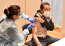 集団接種、勝浦も始まる　高齢者向けコロナワクチン　初日２３５人、副反応なし