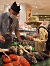 イワシやキンメ、千葉駅に到着　銚子の鮮魚特急で輸送→店頭に　ＪＲ千葉が実証実験開始