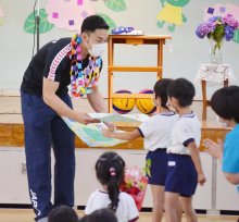「頑張ってね大川選手」　絵入り寄せ書きや花束も　地元の水球五輪代表にエール　八千代幼稚園