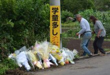 「笑顔かわいかった」「明るく優しい子」　事故現場に献花　住民ら、対策訴え　八街児童５人死傷事故