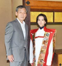 大河ドラマ「青天を衝け」徳川昭武役・板垣李光人さん、松戸・戸定邸訪問し陣羽織姿に　市長と懇談「親しみ増した」
