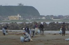 海岸清掃で津波犠牲者哀悼　震災１０年、建設会社有志ら　旭・飯岡