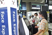 「顔パス」搭乗　成田空港で運用始まる　非接触、コロナ対策も期待　ＮＡＡ「新たなスタイル定着を」