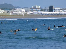「少しでも五輪見られれば」　サーフィン会場南隣の海岸に人々集う　双眼鏡で”観戦”も　千葉・いすみ