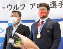 ウルフ選手が凱旋、金メダル首に掛け「柔道の故郷は浦安」　東海大浦安高出身　【２０２０東京五輪】