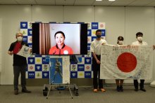 「とびきりの笑顔を」　パラトライアスロン・秦選手、市原で壮行会　姉崎中生徒、寄せ書き入り日の丸贈る