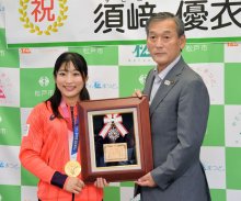 レスリング女子「金」須崎選手に市民栄誉賞「応援してくれた人たちのおかげ」　松戸市授与　【２０２０東京五輪】