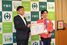 五輪体操でメダル　萱選手に市民栄誉賞　千葉市　「パリでは金を」飛躍誓う　【２０２０東京五輪】