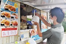 “行列のできない”キッチンカー好評　アプリで注文、待たずに受け取り　テークアウト需要受け、千葉市のマンション敷地に出店