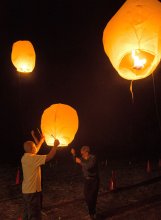 彼岸の夜にランタンふわり　供養やコロナ退散願い　大多喜・妙厳寺で「空送り」