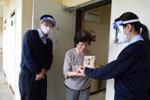 旭農高の新米お届け　東日本大震災復興住宅　被災者へ配布１０回目
