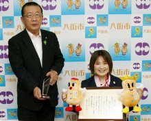 八街市、里見選手にスポーツ栄誉賞　パラ車いすバド２冠　「今後も市民に元気を」