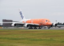 「空飛ぶウミガメ」３機そろう　成田空港にオレンジ色の「最後の１匹」到着　全日空の超大型機エアバス