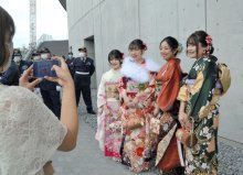 新成人６９６人集合　「もうひとつの成人式」で門出祝う　１月は会場での式典中止、千葉市が代替行事