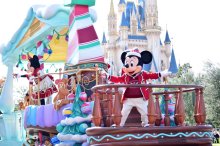 ディズニー、クリスマス一色に　９日から　華やか衣装で来園者お迎え　ランド、シー、ホテルも