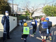 女性刺された成田、警察官が子どもの登下校見守り　児童「容疑者捜して」