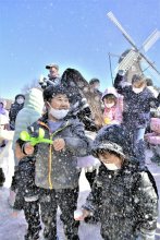 ２年ぶり雪の贈り物に子どもたち笑顔　船橋・アンデルセン公園　北欧のお菓子や雑貨並ぶクリスマスマーケットも