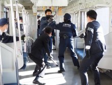 無差別刺傷想定し訓練　ＪＲ千葉支社君津署など　電車内で事件相次ぎ