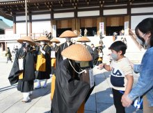 僧侶がたすけあい托鉢　成田山新勝寺　安寧な新年を祈る　【師走スケッチ２０２１】