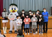 感染防止で除菌剤　千葉市立登戸小に寄贈