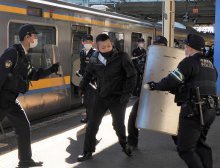 不審者対応で合同訓練　電車内の事件想定　ＪＲと千葉県警、木更津駅