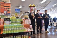 「シナモンジン」誕生　高貴な香り飲み口すっきり　館山自生の木の葉使用