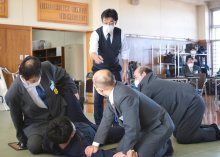 刃物不審者の対応訓練　北総鉄道・鎌ケ谷署確保の手順確認