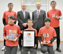 ４０歳以上サッカーで日本一　「ＦＣ船橋４０」が初の快挙　プロ経験者なしで一丸
