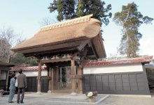 重文「表門」重厚な姿再び　君津・鹿野山神野寺 　１９年台風で倒壊、修理工事終わる