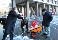 大雪から一夜　転倒やスリップ事故相次ぐ　１人重傷、２４３人軽傷　鉄道網も乱れ　千葉市で積雪７センチ
