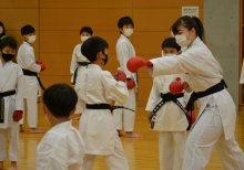 植草選手が中段突き伝授　小中学生に空手教室　印西