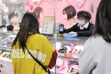 熱気の売り場も感染対策　オンライン強化や「旅気分チョコ」　千葉県内バレンタイン商戦