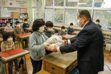 大粒のイチゴ育ったよ　児童が教育長におすそ分け　館山市立館野小