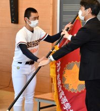 木更津総合に選抜旗　主将「日本一目指す」