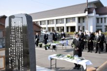 慰霊碑に花手向け「安らかに眠って」　津波被害受けた被災地・旭市で遺族ら悼む　【東日本大震災１１年】