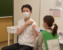 熊谷知事、モデルナ社製で３回目接種　「交差接種」の有効性強調
