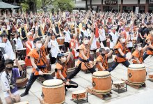 ３年ぶり成田太鼓祭　３５チーム４９０人一斉に打ち鳴らし　コロナ収束と平和願うごう音響く