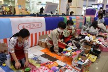 フリマでＳＤＧｓ学んで　児童ら玩具や絵本売買　イオンモール八千代緑が丘