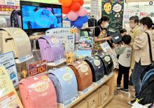 ランドセル商戦、早くも活況　大型連休が最初のピークに　ジェンダーレスやタブレット対応も