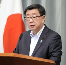 松野長官「屋外マスク不要」　十分な距離前提に推奨
