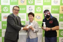 芸能事務所が消毒液を寄贈　コロナ対策で多古町に