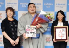 隆の勝「七月場所では優勝狙う」　地元・柏市長訪問　「子供に夢を」市長もエール