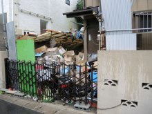 犬１８匹を劣悪環境で飼育　松戸　虐待容疑で５４歳男逮捕「不衛生だが、愛情持って接している」　自身は車上生活