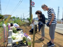 ＜八街児童死傷事故１年＞悲劇繰り返さない　交通安全の誓い新たに　冥福祈り現場で献花　市長や児童黙とう