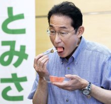首相、富里スイカに「ピカイチおいしい」　五十嵐市長らと面会