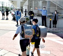 登校児童の安全確保　船橋重点見守り開始　署員と市教委　【輪禍を絶つ　八街事故１年】