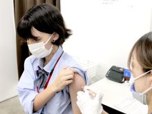 夏休み前、ワクチン接種に若者ら列　千葉県の集団接種会場　コロナ第７波受け増加