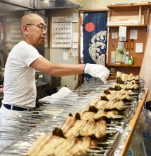 土用丑の日、香ばしい匂いに誘われ列　佐原・小野川沿い「やま川」