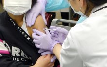 小児ワクチン「努力義務」　 副反応、将来リスク懸念　７波拡大、戸惑う保護者