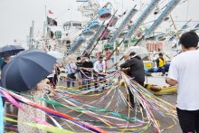 サンマ漁船、いざ北の海へ　不漁やロシアへの不安抱え出発　安全願い家族ら見送り　銚子漁港
